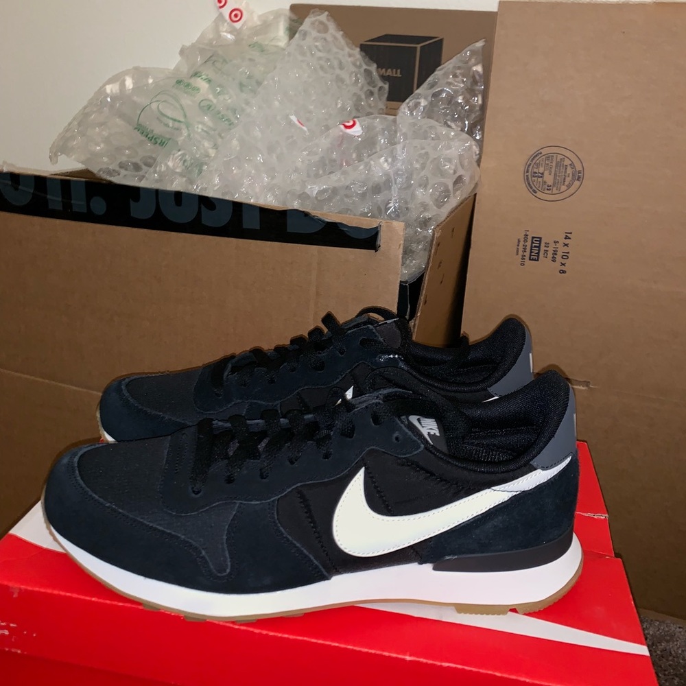 Nike women’s internationalist trainer size 10 1/2